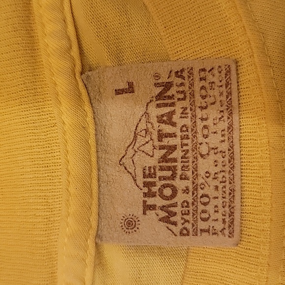 Vintage The Mountain yellow wolf T-shirt men size large. - Picture 3 of 3
